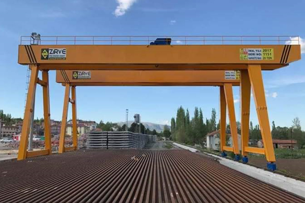 Çift Kiriş Köprülü Yarı Küt Portal Vinç